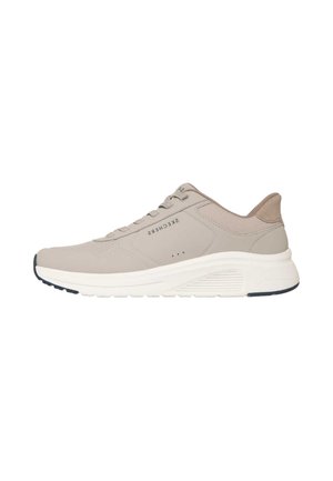 Sneaker Skechers beige chiaro con chiusura frontale con lacci, collo imbottito e suola spessa bianca con dettagli neri sul battistrada.
