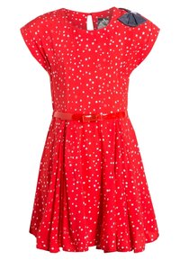 Rotes Kleid mit weißen Sternmustern, kurzen Ärmeln, einem passenden roten Gürtel mit einer Schleife und einem grauen Schleifendetail an der Schulter.