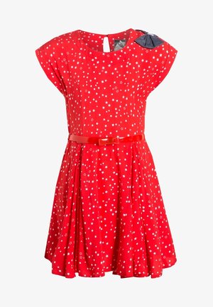 Robe rouge avec des motifs d'étoiles blanches, manches courtes, une ceinture rouge assortie avec un nœud, et un détail de nœud gris sur l'épaule.