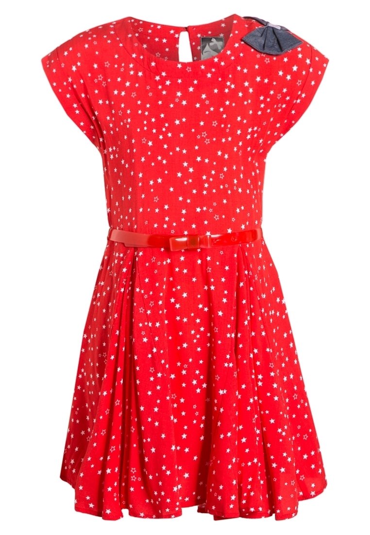 Rotes Kleid mit weißen Sternmustern, kurzen Ärmeln, einem passenden roten Gürtel mit einer Schleife und einem grauen Schleifendetail an der Schulter.