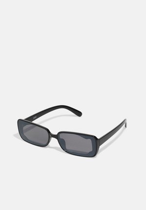 Gafas de sol rectangulares negras con lentes oscuros, que presentan un diseño de montura elegante y patillas finas. Superficie lisa con acentos reflectantes.