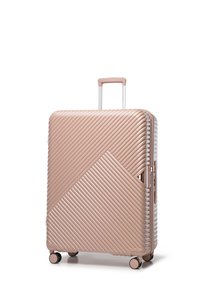 Valise rigide rose doré avec des rainures diagonales, un accent triangulaire et une poignée rétractable. Dispose de quatre roues pour la mobilité.