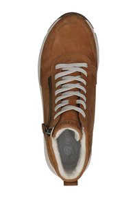 Bruine leren sneaker met grijze veters en een ritsdetail aan de zijkant. Witte rubberen zool, gevoerde binnenkant en subtiele branding zichtbaar.