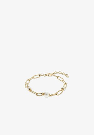 Gouden kettingarmband met grote schakels en drie gelijkmatig verdeelde ronde witte parels, voorzien van een karabijnsluiting en een verstelbare verlengketting.