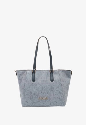 Borsa tote in finta pelle grigia con manici blu scuro, caratterizzata da un motivo di timbri legati ai viaggi e un accento logo dorato sulla parte frontale.