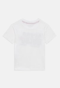 Λευκό βαμβακερό μπλουζάκι με κοντά μανίκια και στρογγυλή λαιμόκοψη. Διαθέτει αχνό γραφιστικό σχέδιο σε μπλε και κόκκινο χρώμα στο μπροστινό μέρος.