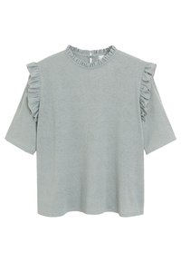 Světle modrý top s krátkým rukávem a strukturou látky, s volánkovými detaily na ramenou a vysokým výstřihem.