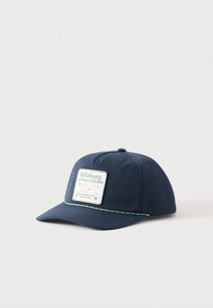 Casquette Billabong bleu marine avec un patch brodé à l'avant portant l'inscription « Adventure Division » et une bande décorative tressée au-dessus de la visière.