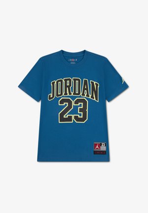 T-shirt en coton bleu avec "JORDAN" en texte courbé jaune, "23" en gras noir en dessous. Comprend une étiquette en bas à gauche.