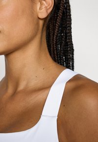 Stronger ACTIVE BRA​ - Športni modrček s srednjo podporo - bright white