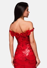 Rotes schulterfreies Kleid mit gestuften Pailletten im Muschel-Muster, verziert mit Rosenakzenten am Ausschnitt und strukturiertem Stoff.