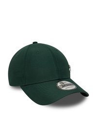 Sötétzöld baseballsapka ívelt napellenzővel, állítható pánttal és kerek logóval az elején. Simább szövetből készült.
