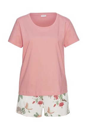 Ružová bavlnená tričko s okrúhlym výstrihom, v kombinácii s bielymi šortkami s kvetinovým vzorom v zelených, červených a hnedých akcentoch.