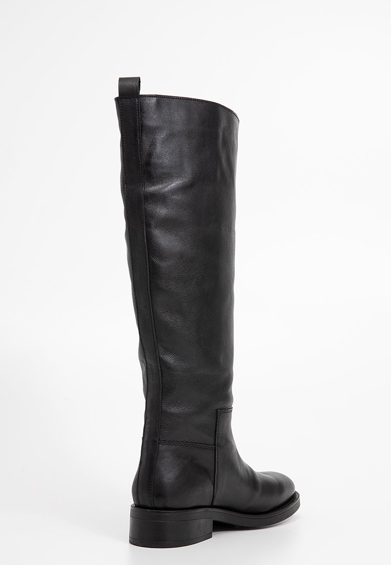 Knöchelhohe schwarze Lederstiefel mit glatter Textur, runder Zehenform, minimaler Naht und niedrigem Blockabsatz. Mit einer Schlaufe zum leichteren Anziehen an der Rückseite.