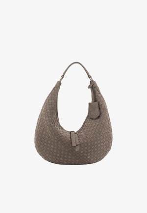 Woven taupe Schultertasche mit geschwungener Form, ausgestattet mit einem einzigen Träger und einem kleinen Taschen-Detail. Glatte Textur und zurückhaltendes Design.
