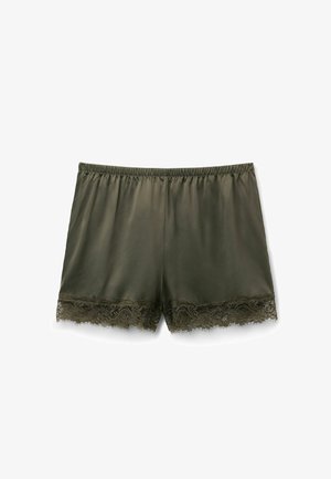 Shorts en satin vert olive avec une coupe ample, une taille élastique et un bord orné de dentelle décorative à l'ourlet. Texture lisse avec une douce brillance.
