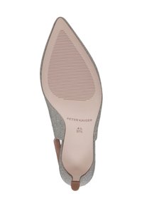 Zapato plano de mujer con punta en forma de flecha y glitter plateado, mostrando la marca Peter Kaiser y la talla 4½/37½ sobre un fondo blanco.