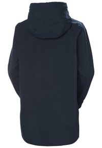 Chaqueta impermeable azul marino con capucha, mangas largas y corte recto. La tela parece lisa, sin patrones o acentos visibles.