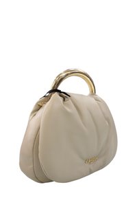 Borsa a mano in pelle beige con manico metallico dorato, morbida texture arricciata e un piccolo nastro nero decorativo. Presenta un marchio in rilievo sul lato.