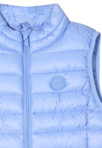 Gilet imbottito azzurro chiaro con colletto alto, cerniera frontale e pannelli cuciti. Presenta un logo circolare sul lato sinistro.