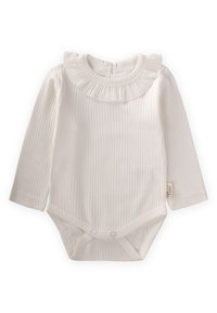 Weißes, geripptes Langarm-Bodysuit mit Rüschensaum, Druckknopfverschluss am Boden und einem Etikett an der Seite. Weiche Textur.