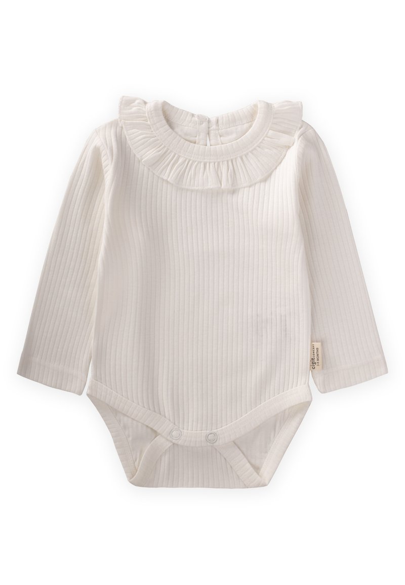 Weißes, geripptes Langarm-Bodysuit mit Rüschensaum, Druckknopfverschluss am Boden und einem Etikett an der Seite. Weiche Textur.