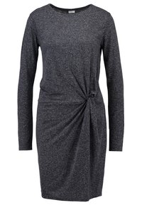 Dunkelgraues Langarmkleid aus weichem, strukturiertem Stoff; mit einem verdrehten Detail an der Taille. Rundhalsausschnitt, figurbetonte Passform.