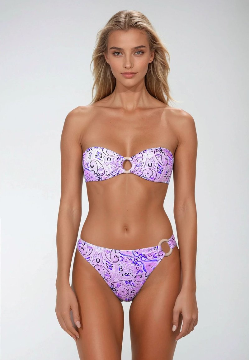Paarse bandeau bikini met ingewikkelde paisleypatronen. Bevat een ronde ringdetail aan de bovenkant en bijpassende hoge slip.