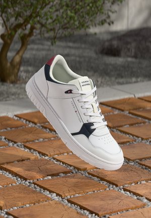 BASKET CORE LITE - Trainers - white