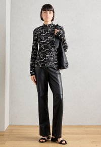 Scotch & Soda ALL OVER PRINTED MOCK NECK LONG SLEEVE - Camiseta de manga larga - black/white