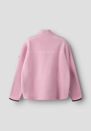 Veste polaire rose douce à manches longues, col montant et bordure noire aux poignets, vue de dos sur un fond uni.