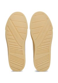 Semelles de chaussures en caoutchouc beige avec des rainures diagonales et horizontales et le marquage "Tommy Hilfiger" gravé sur chaque semelle.