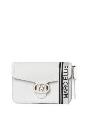 Witte leren clutch met gouden hardware, ovale logo en een zwart-wit gestreepte band met het label "MARC ELLIS." Soepele textuur en klepsluiting.