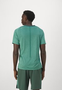Nike Performance CHALLENGER - Calções desportivos - vintage green/bicoastal/black/reflective silver