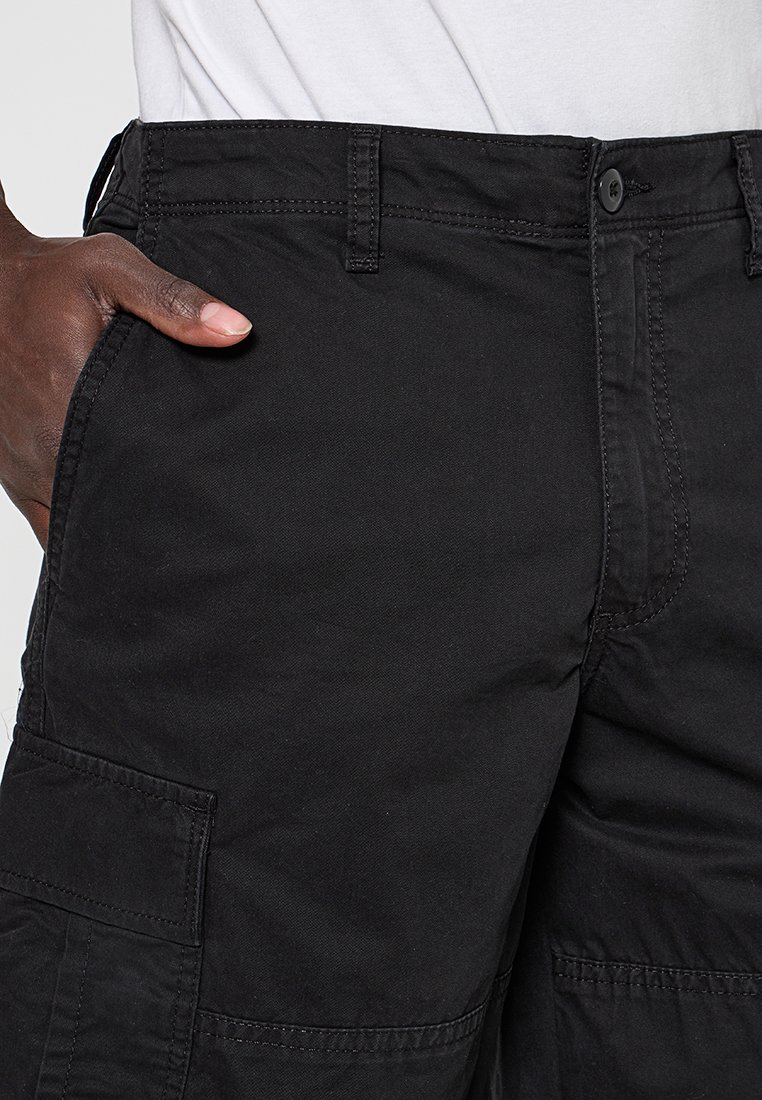 Schwarze Cargoshorts aus Baumwolle mit Knopfverschluss, Fronttaschen und seitlichen Cargotaschen sowie einer robusten Textur.