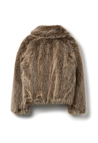 Chaqueta de piel sintética en beige oscuro, de diseño corto, con un cuello, superficie texturizada y detalles de costura horizontal en la parte posterior.
