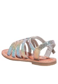 Multikleurige sandalen met banden, gemaakt van leer, met een gladde afwerking en uitgesneden ontwerp. Platte zool met een bruine binnenzool en witte stikselaccenten.