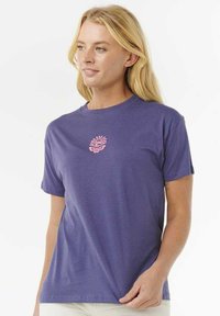 Lila Baumwoll-T-Shirt mit einem kleinen rosa Grafikdesign auf der Brust. Kurze Ärmel und ein Rundhalsausschnitt mit normaler Passform.