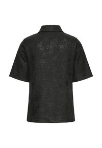 Camicia nera a maniche corte con motivo intrecciato testurizzato, leggera lucentezza e colletto. La vista posteriore mostra una vestibilità comoda e un orlo dritto.