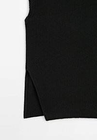 Zwart geribd mouwloos topje met zijsplitsingen, gemaakt van een gestructureerde stof, met een strak en gestroomlijnd ontwerp.