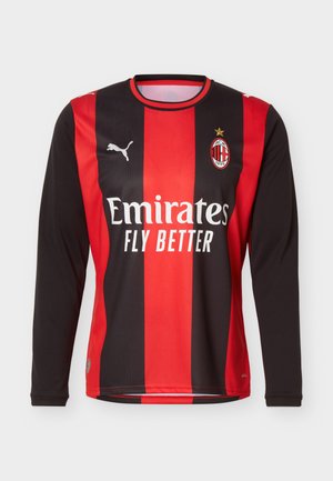 Dlhý rukáv futbalového dresu s čierno-červenými pruhmi, logom Puma, erbom AC Miláno a textom sponzora "Emirates Fly Better" na prednej strane.