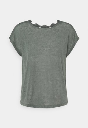 Top de mujer de manga corta en gris oscuro con detalle de encaje alrededor del escote redondo, confeccionado con tela ligera.