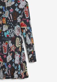 Schwarz langärmliges Kleid mit geribbelter Textur und einer bunten Auswahl an Tierillustrationen, Nahrungsmitteln und verspielten Grafiken.