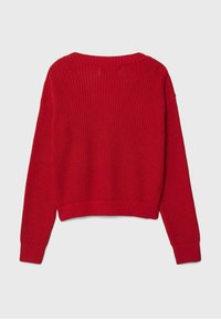 Roter gestrickter Pullover mit einem cropped Design, gerippte Bündchen und Saum sowie einer strukturierten Oberfläche. Die Rückansicht zeigt einen weiten Ausschnitt und subtile Nähdetails.