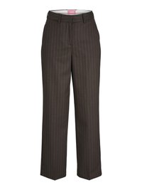 Calças castanhas com risca direita e design de perna reta, feitas de tecido texturizado. Apresenta um cinto e bolsos traseiros.