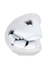 Bílé flexibilní boty s unikátním zkrouceným tvarem, vyrobené z hladké kůže a s perforovanými detaily pro prodyšnost. Obsahují suchý zip.