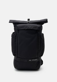 Zaino nero a chiusura arrotolata con un design testurizzato, molteplici tasche con zip, spallacci regolabili e un logo nella parte inferiore anteriore.