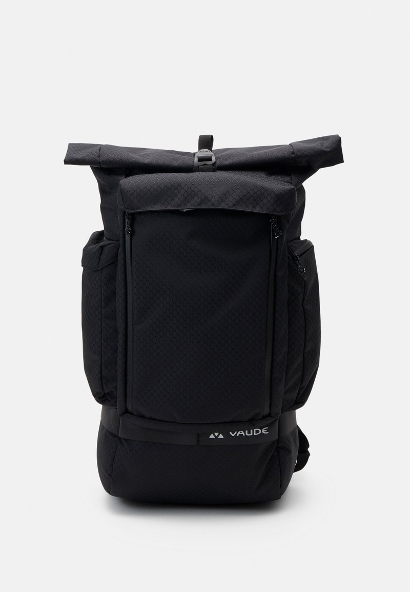 Zaino nero a chiusura arrotolata con un design testurizzato, molteplici tasche con zip, spallacci regolabili e un logo nella parte inferiore anteriore.