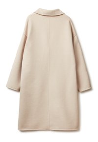 Cappotto beige chiaro realizzato in tessuto morbido, con colletto a rever e spalle scese. Ha un taglio dritto con dettagli di cuciture visibili.