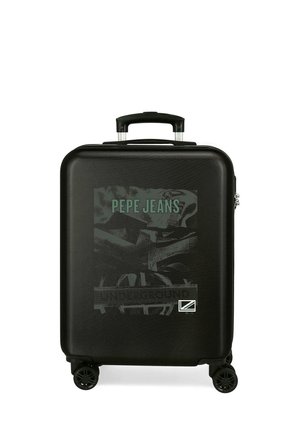 Maleta negra de carcasa dura con cuatro ruedas y asa telescópica, con texto y diseño gráfico "PEPE JEANS" en la parte frontal.
